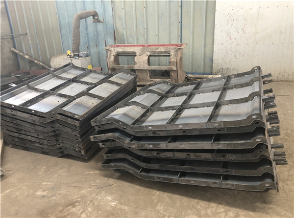 防撞護欄（lán）鋼模具