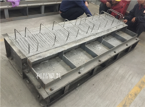 高鐵遮板模（mó）板