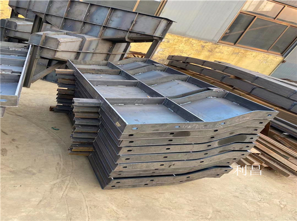 橋梁防撞牆模板