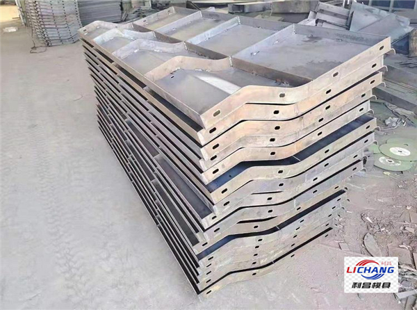 公路防撞牆模板的案例分析