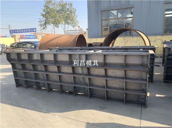 中（zhōng）央分隔帶護欄模（mó）板_工程案例