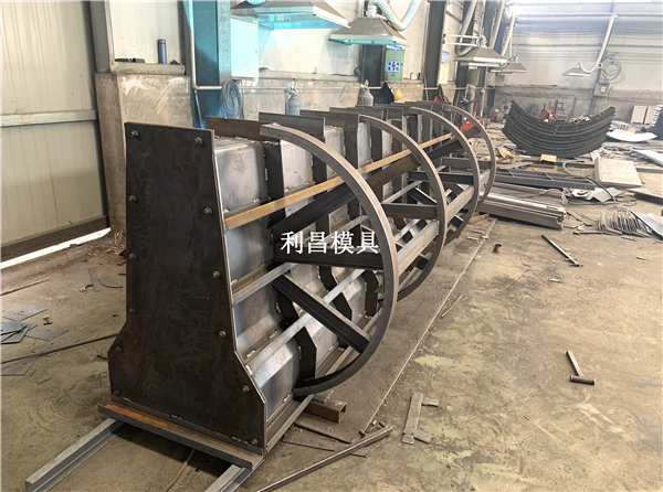 中央分隔帶模具_施工案例