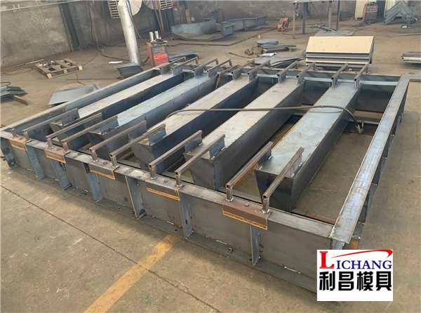 柵欄板（bǎn）模具_工程案例及介紹