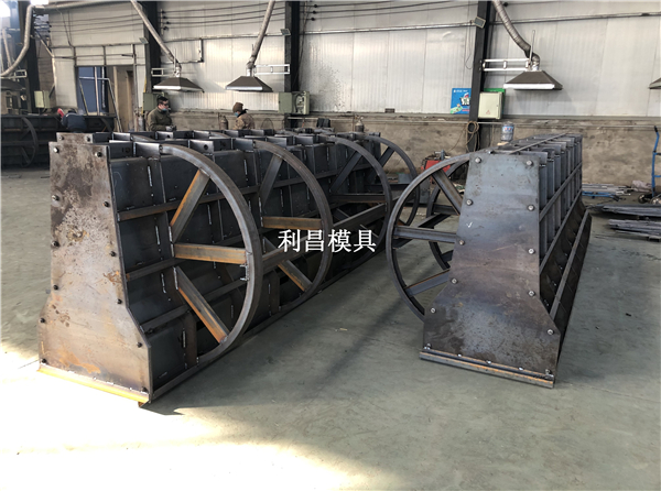 中央分隔帶（dài）護欄模具