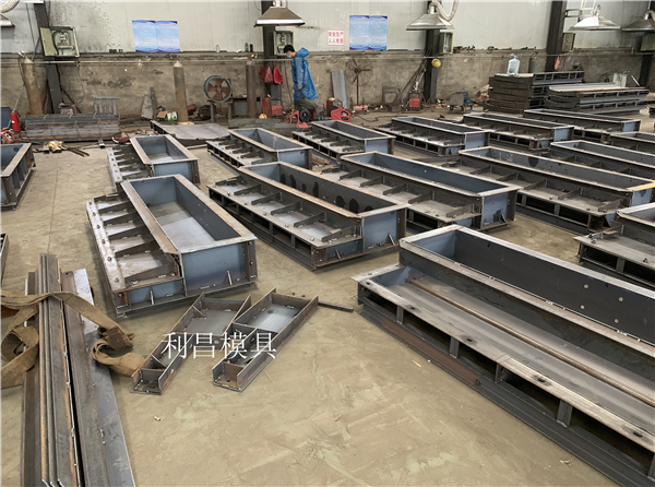 水泥遮（zhē）板鋼模具